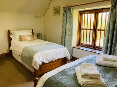 Single bed in Twin room