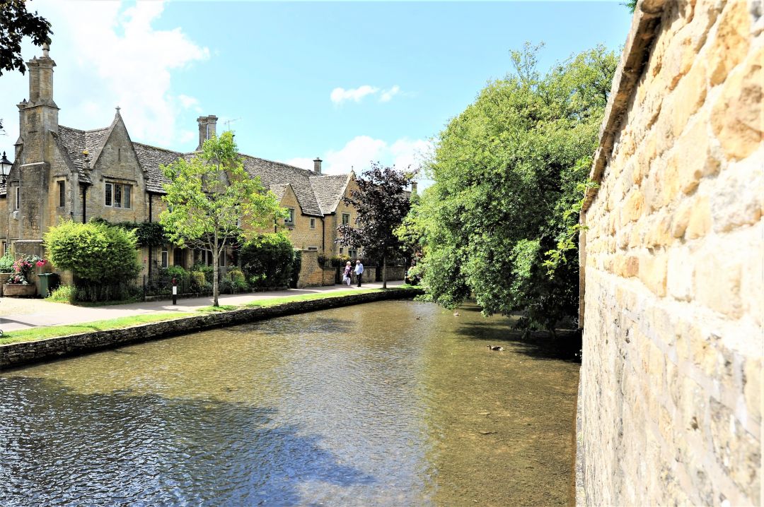 Fairlie 4 Bedroom Holiday Cottage In The Cotswolds Sleeps 8