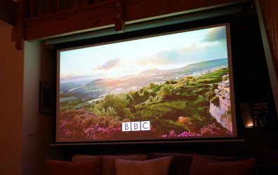 Byre projector screen