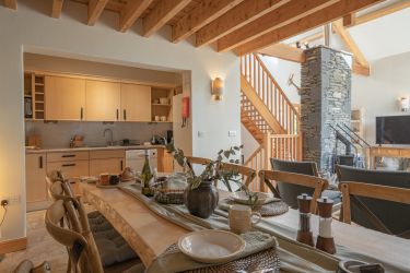 Haystore Dining and kitchen area