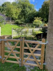 Fully enclosed back garden, perfect for dogs