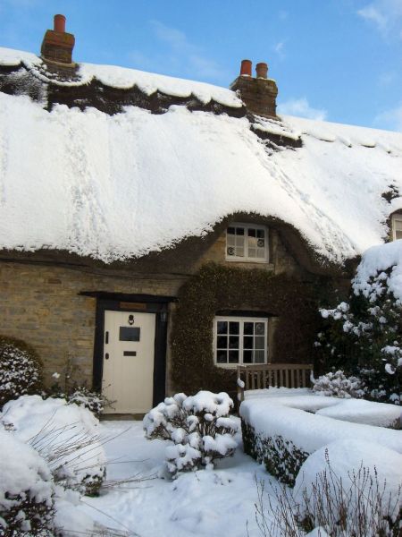 Little Thatch Romantic Cottage In Buckinghamshire Sleeps 2