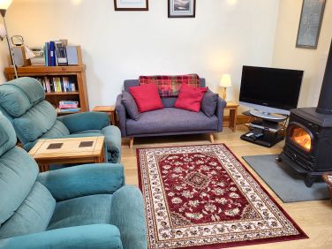 Living area with 2 reclining chairs