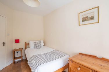 Room with 2 single beds