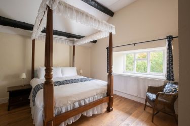 Four poster bed