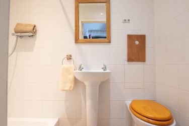 Ensuite in four poster room