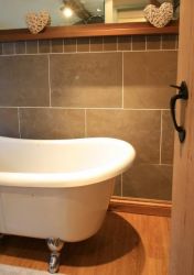 Roll top bath in Hazel Cottage.