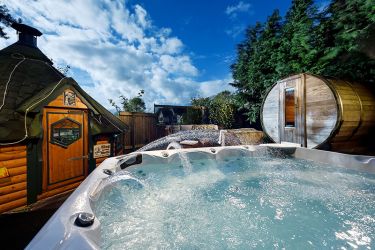 Chill Out Time!! BBQ Hut, Sauna pod and huge Hot Tub.