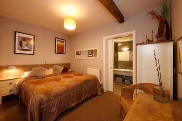 Downstairs twin or double room with wet room ensuite.