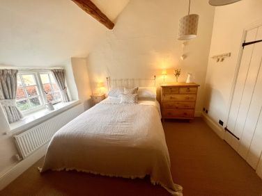 Pretty en-suite bedroom overlooking the garden with king-size bed