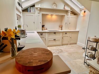 Hand-painted well equipped kitchen including dishwasher, Nespresso machine and washer/dryer