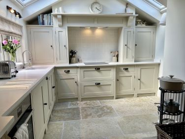 Hand-painted well equipped kitchen including dishwasher, Nespresso machine and washer/dryer
