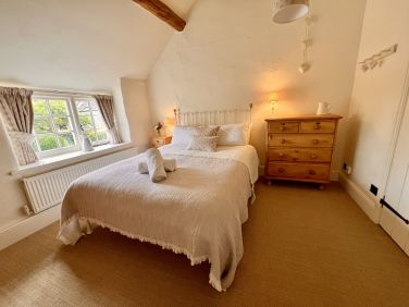 With king-size bed, the en-suite bedroom has a beamed vaulted ceiling creating a nice sense of space