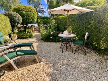 Sunny garden - the perfect place to relax - Weber BBQ provided (please bring charcoal).
