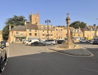 Historic market square with boutiques, coffee shops & pubs a 2 minute stroll from the cottage
