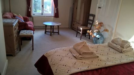 With sitting area or family room (up to 2 extra )