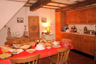 Lovely oak-beamed kitchen. TV & CD player. Free WIFI