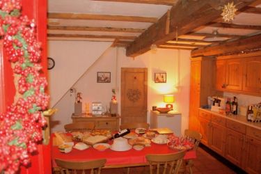 Well-equipped kitchen: dishwasher, washing machine, fridge freezer, microwave