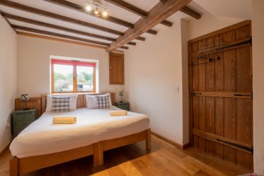 Downstairs zip and link room - can be 2 singles or a superking