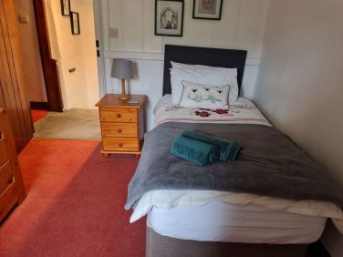 Single bedroom looking towards the landing.