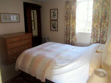 Queen size bed of the Spry's good quality linen