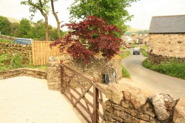 4 minutes walk to village pubs, shop, cafes.