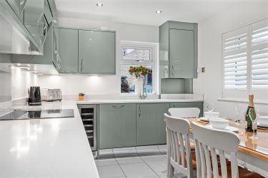 Kitchen with integrated dishwasher and washing machine