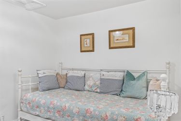 Day bed in snug/connecting room into twin bedroom