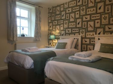 Twin or king size double with en suite bath/shower room