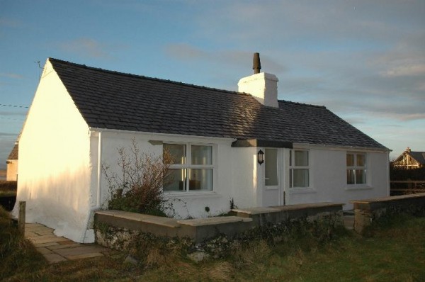 Trewyn Bach Waterside Self Catering Cottage In Anglesey Sleeps 5