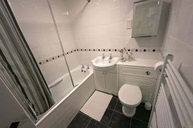 Main bathroom with shower over bath