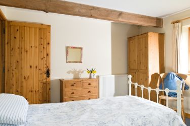 Twin bedroom showing furniture, Fallow Cottage, Hucklesbrook Farm, New Forest