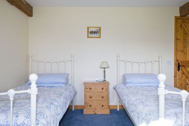 Twin bedroom showing beds, Fallow Cottage, Hucklesbrook Farm, New Forest