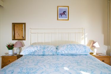 Kingsize bed, close up view, Fallow Cottage, Hucklesbrook Farm, New Forest