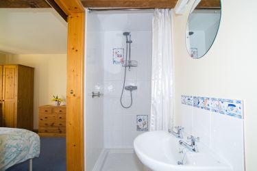 Ensuite bathroom to kingsize bedroom, Fallow Cottage, Hucklesbrook Farm, New Forest