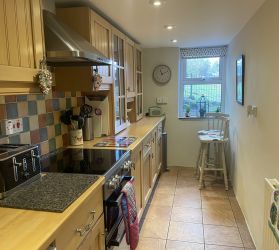 Well equipt kitchen with modern appliances