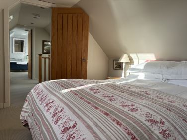 King size bed with view to the sea.