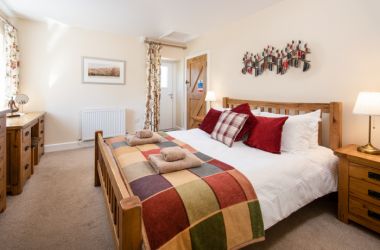 Master king-size bedroom