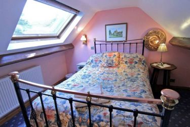 Smaller double bedroom with 3/4 size bed