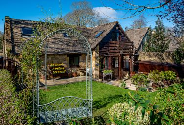 Laburnum Cottage in the Picturesque village of Broadway in The Cotswolds. Dog Friendly and Parking