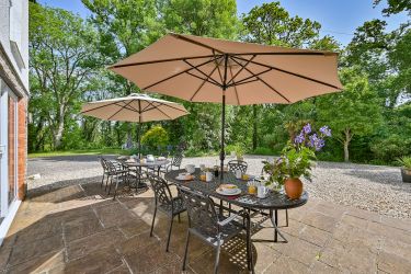 Breakfast on the patio at Somers Hiscott