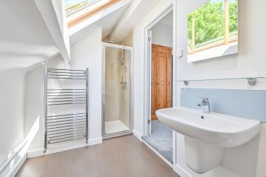 Power shower ensuite.