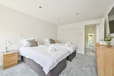 Bedroom 3 king size bed or zip and link so can be twins instead.