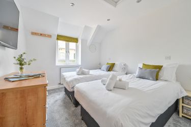 Bedroom 4 king size bed or zip and link so can be twins instead.