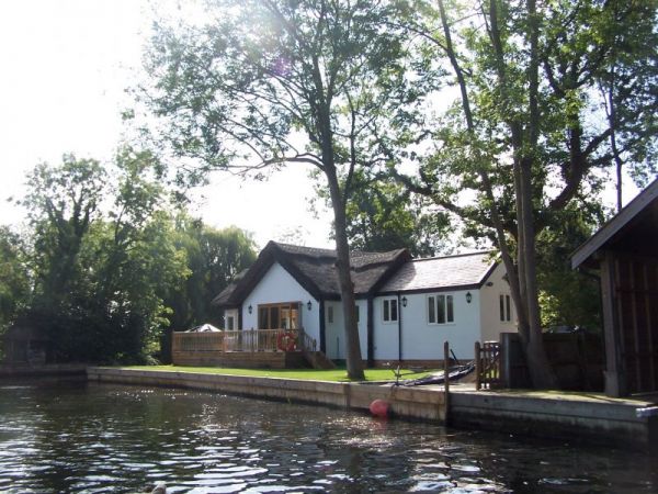 Willow Bend Waterside Holiday Cottage In The Norfolk Broads