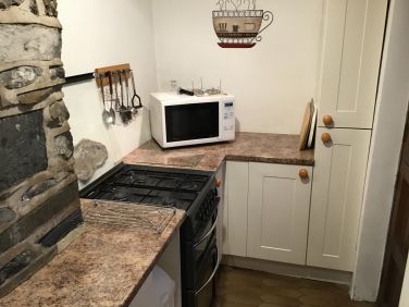 Kitchen gas cooker (hob & oven) & microwave