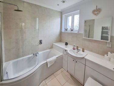 Ensuite to main bedroom