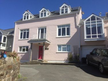 Sleeps eight (+2) guests in four bedrooms with four shower/bath rooms