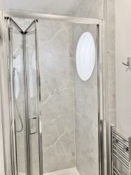 Electric thermostated shower