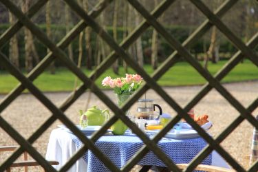 Sophisticated morning picnic at your door